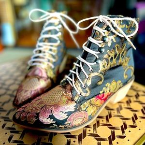 Witchy lace-up brocade booties🔮Rosy brand✨Women’s size 10/10.5👢Euro size 43